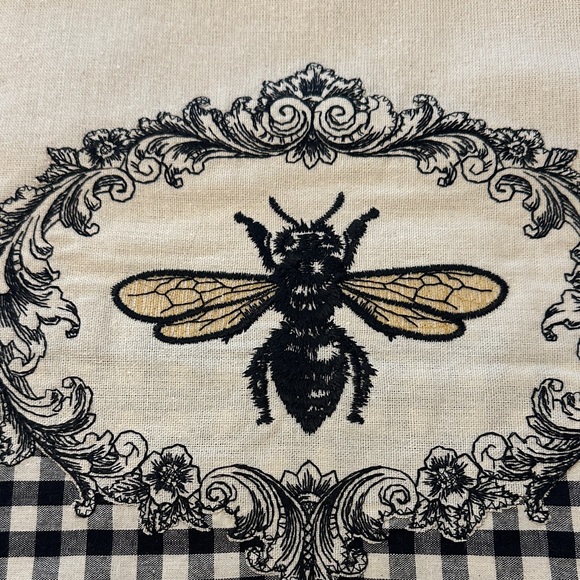 Bee Embroidered table runner - Picture 2 of 2